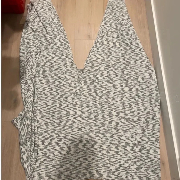 WOVEN HEART BY NORDSTROM OPEN FRONT KNIT WRAP LIGHT GREY AND WHITE O/S - Picture 3 of 9